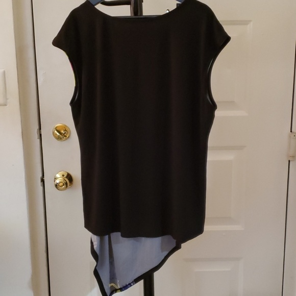 Black and floral multi colored asymmetric top - Picture 4 of 5